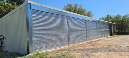 Installation de rideaux métalliques pour fermer des hangars